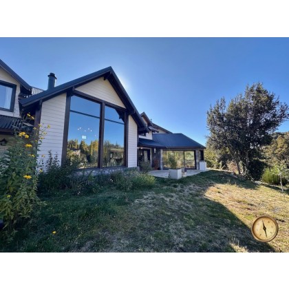C258 - Casa y departamento con costa de arroyo y vistas a la cascada - 10.000m2 - Altos de Chapelco 