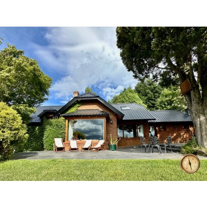 C276 - Casa de 5 dormitorios - 285 m2 mas garage de 50 m2  en Lote de 5016 m2  - Altos de Chapelco