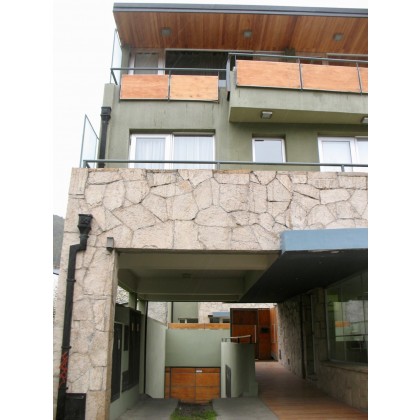 D179 - Monoambiente con patio 33m2 - Gral Roca al 1300 -  Centro