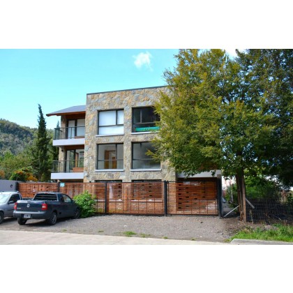 D147 - Departamento de 1 dorm 50m2 con jardin y estacionamiento -M Moreno al 200- Centro