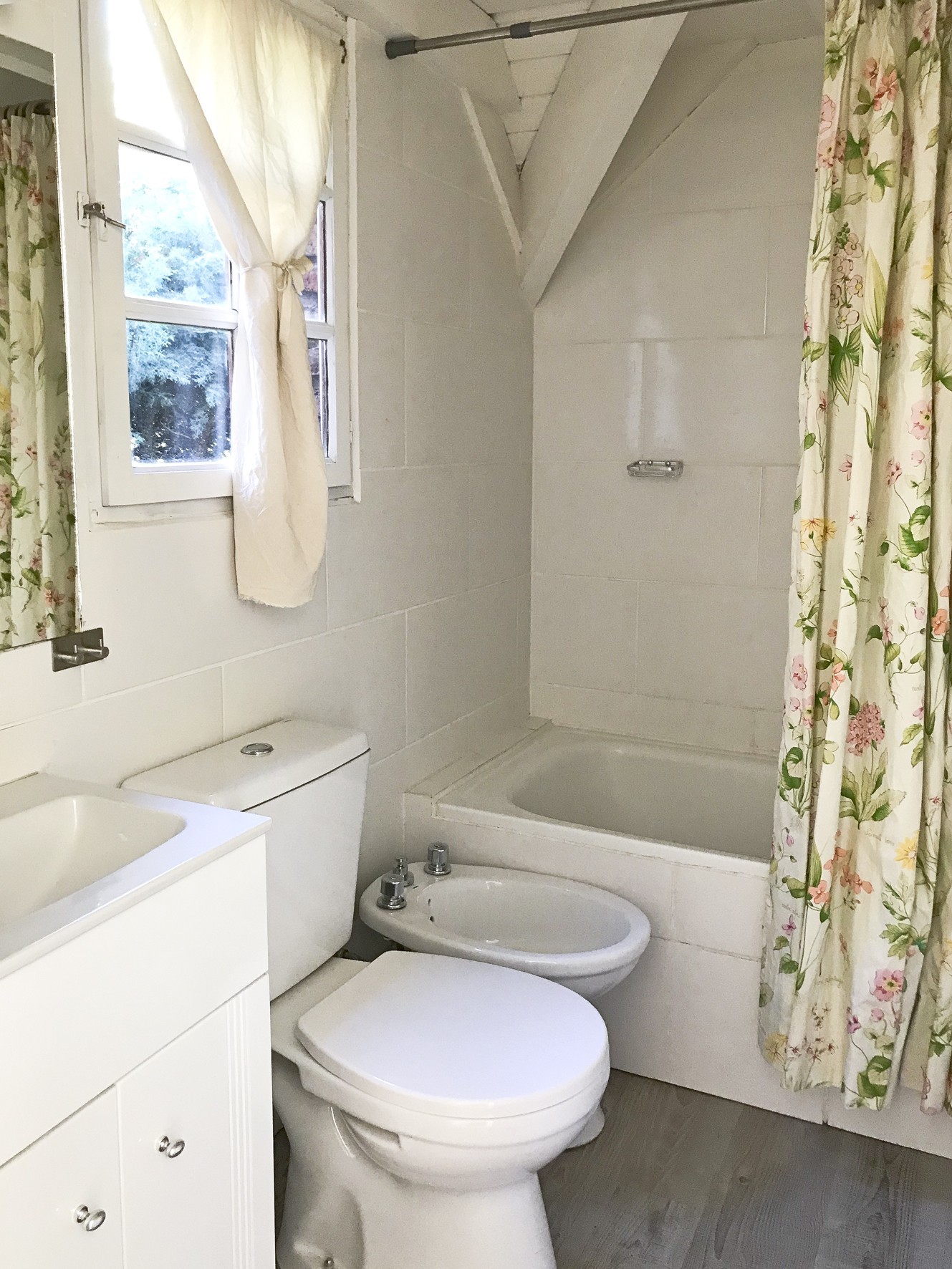 AL227 - Cabaña tres dormitorios sobre calle Los Cipreses- Centro