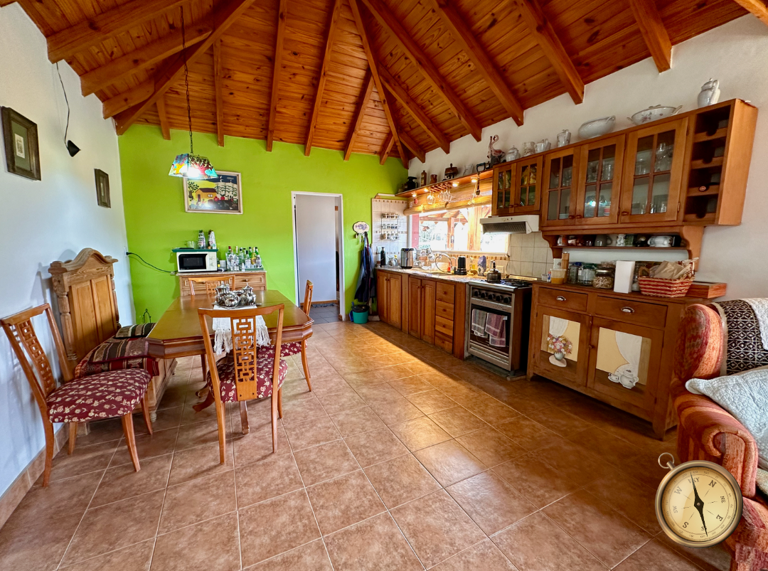 C233 - Casa de 4 dormitorios - 164 m2  en lote de 2455 m2  - Barrio Ruca Hue