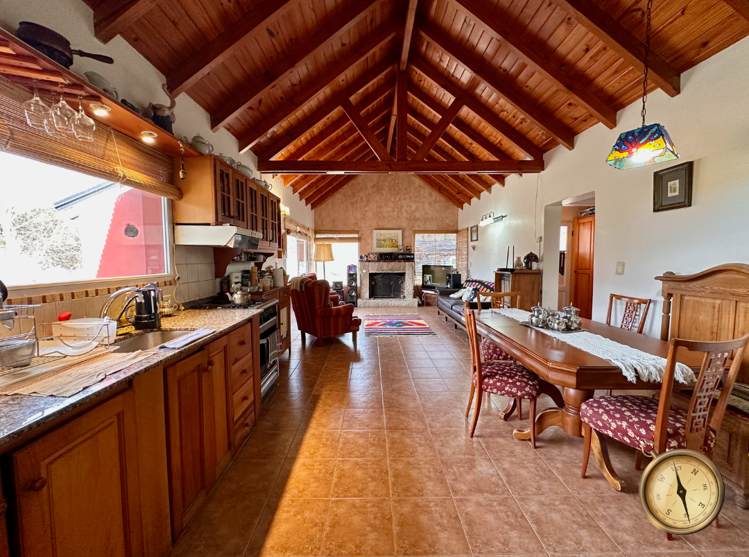 C233 - Casa de 4 dormitorios - 164 m2  en lote de 2455 m2  - Barrio Ruca Hue