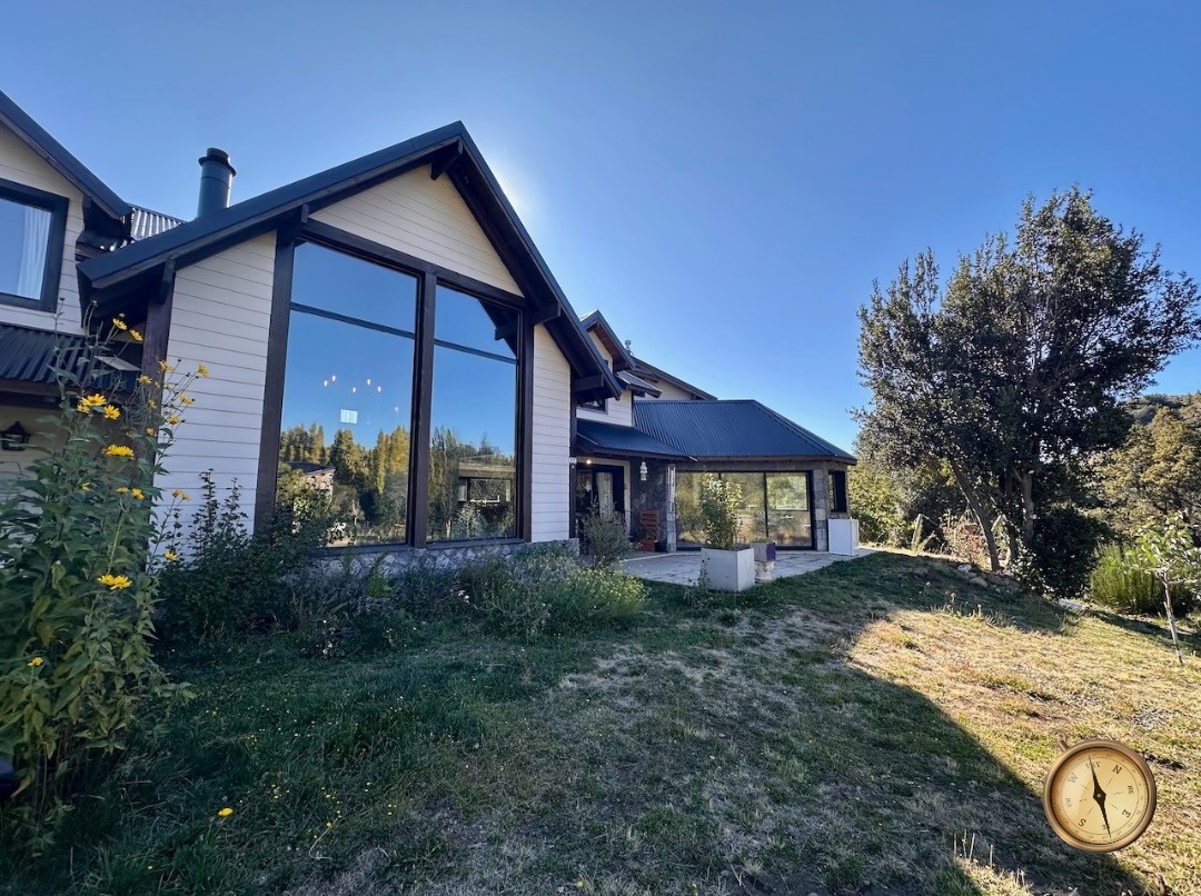 C258 - Casa y departamento con costa de arroyo y vistas a la cascada - 10.000m2 - Altos de Chapelco 