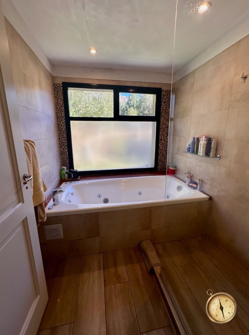 C258 - Casa y departamento con costa de arroyo y vistas a la cascada - 10.000m2 - Altos de Chapelco 