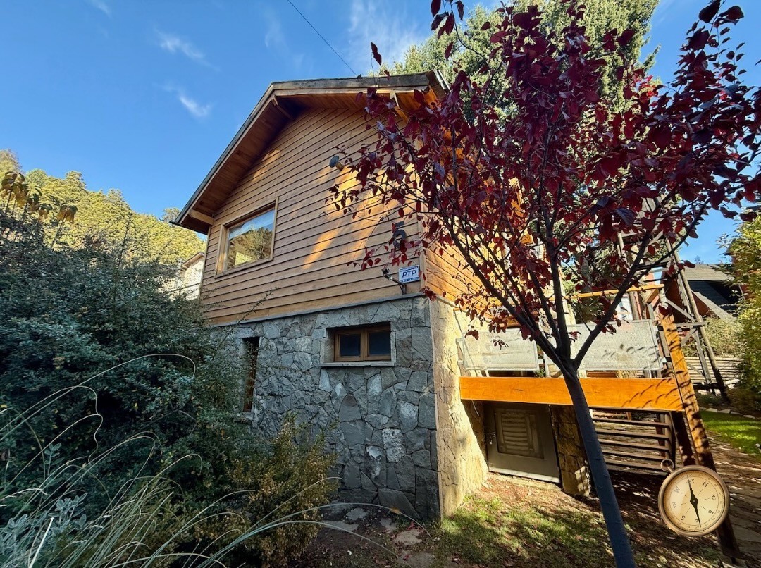 C263- Casa en PH de dos dormitorios y jardin -104 m2 en lote de 220 m2 - Barrio Bickel
