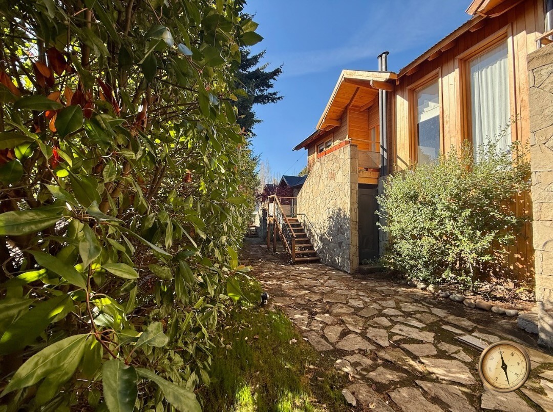 C263- Casa en PH de dos dormitorios y jardin -104 m2 en lote de 220 m2 - Barrio Bickel