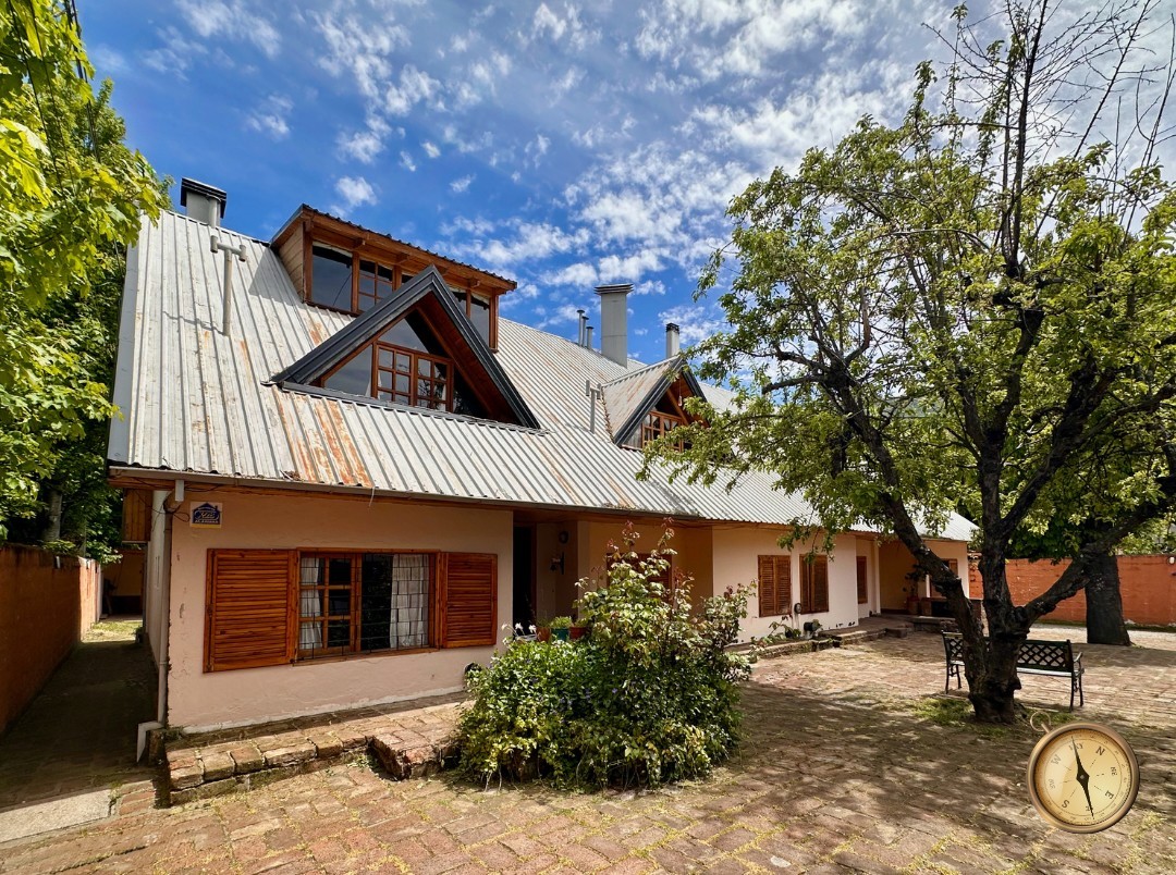 C272 - Casa de 3 dormitorios - 118 m2  en Lote de 500 m2  - Centro