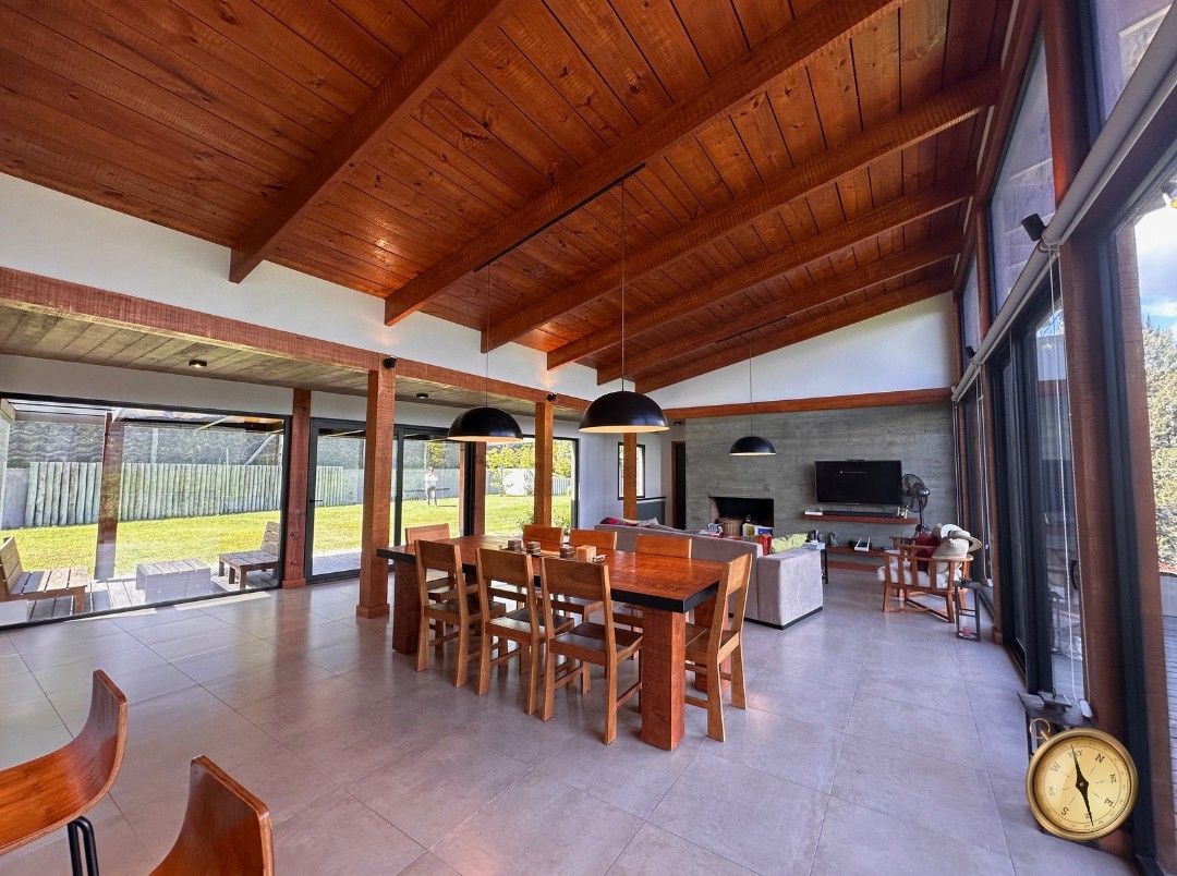 C275 - Casa de 3 dormitorios - 260 m2  en Lote de 3500 m2  - Callejon de GinGins