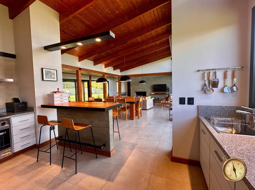 C275 - Casa de 3 dormitorios - 260 m2  en Lote de 3500 m2  - Callejon de GinGins