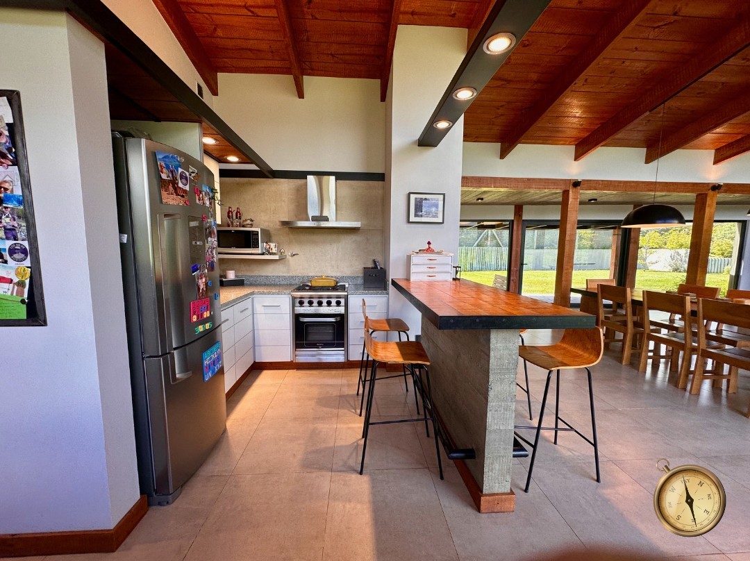 C275 - Casa de 3 dormitorios - 260 m2  en Lote de 3500 m2  - Callejon de GinGins