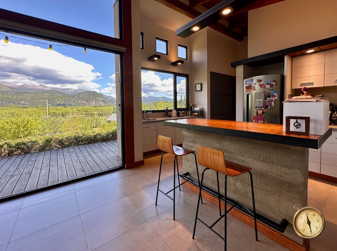 C275 - Casa de 3 dormitorios - 260 m2  en Lote de 3500 m2  - Callejon de GinGins