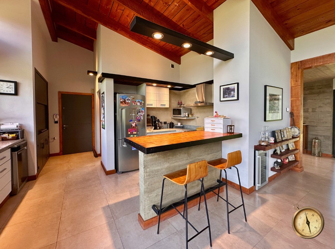 C275 - Casa de 3 dormitorios - 260 m2  en Lote de 3500 m2  - Callejon de GinGins