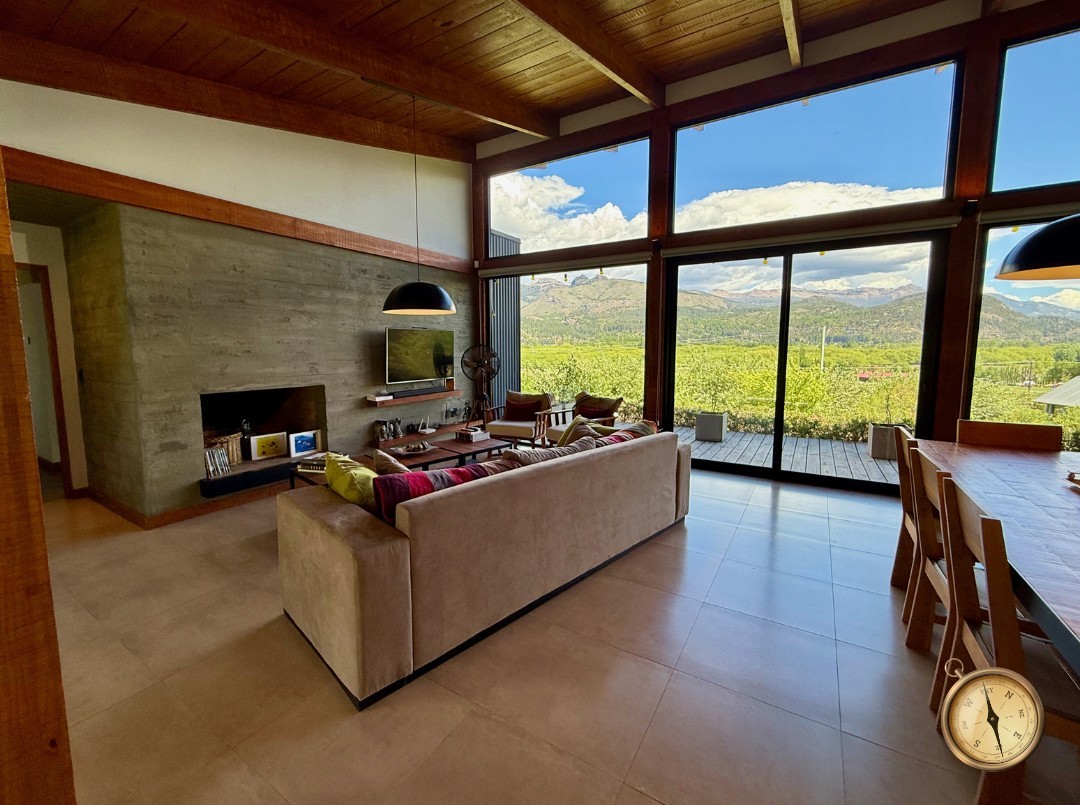 C275 - Casa de 3 dormitorios - 260 m2  en Lote de 3500 m2  - Callejon de GinGins