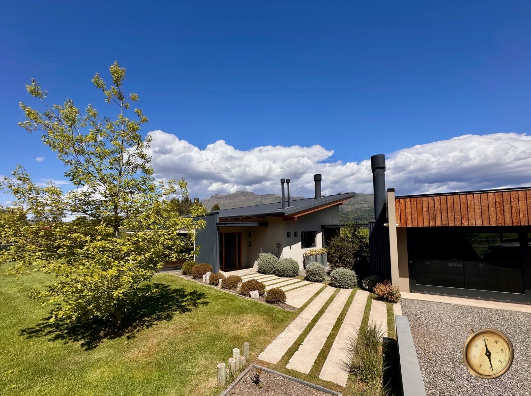 C275 - Casa de 3 dormitorios - 260 m2  en Lote de 3500 m2  - Callejon de GinGins