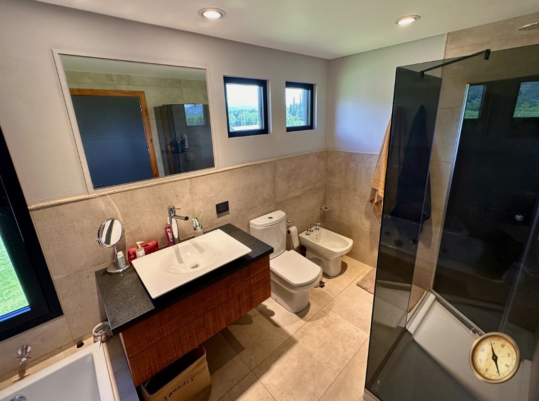 C275 - Casa de 3 dormitorios - 260 m2  en Lote de 3500 m2  - Callejon de GinGins