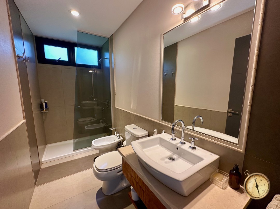 C275 - Casa de 3 dormitorios - 260 m2  en Lote de 3500 m2  - Callejon de GinGins