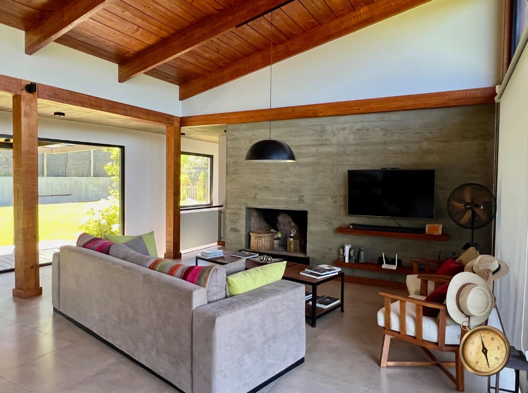 C275 - Casa de 3 dormitorios - 260 m2  en Lote de 3500 m2  - Callejon de GinGins