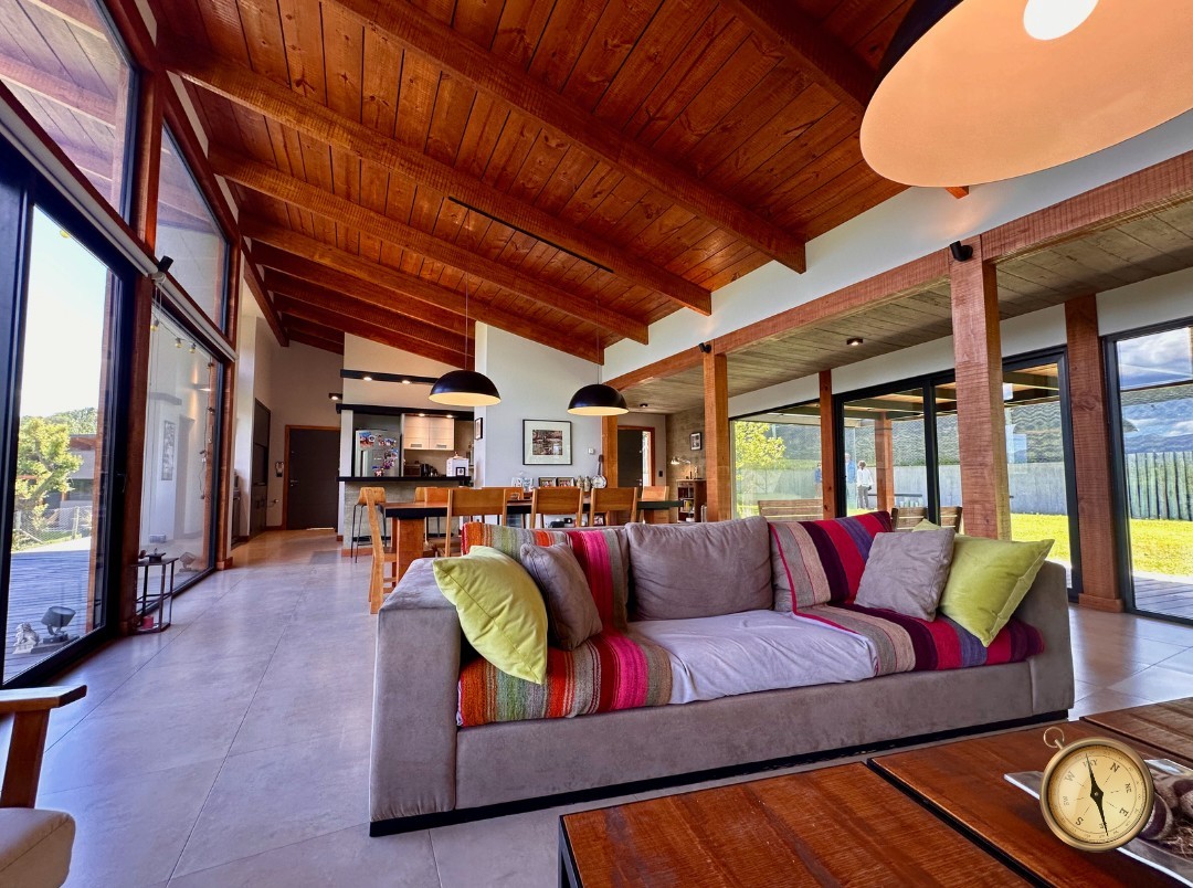 C275 - Casa de 3 dormitorios - 260 m2  en Lote de 3500 m2  - Callejon de GinGins