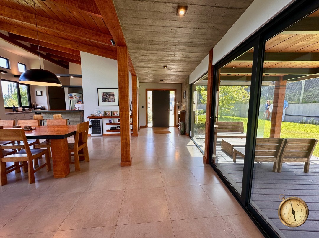 C275 - Casa de 3 dormitorios - 260 m2  en Lote de 3500 m2  - Callejon de GinGins