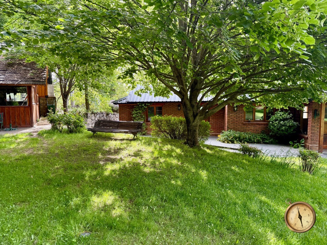 C276 - Casa de 5 dormitorios - 285 m2 mas garage de 50 m2  en Lote de 5016 m2  - Altos de Chapelco