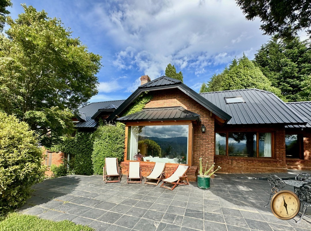 C276 - Casa de 5 dormitorios - 285 m2 mas garage de 50 m2  en Lote de 5016 m2  - Altos de Chapelco