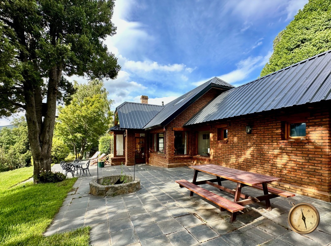 C276 - Casa de 5 dormitorios - 285 m2 mas garage de 50 m2  en Lote de 5016 m2  - Altos de Chapelco