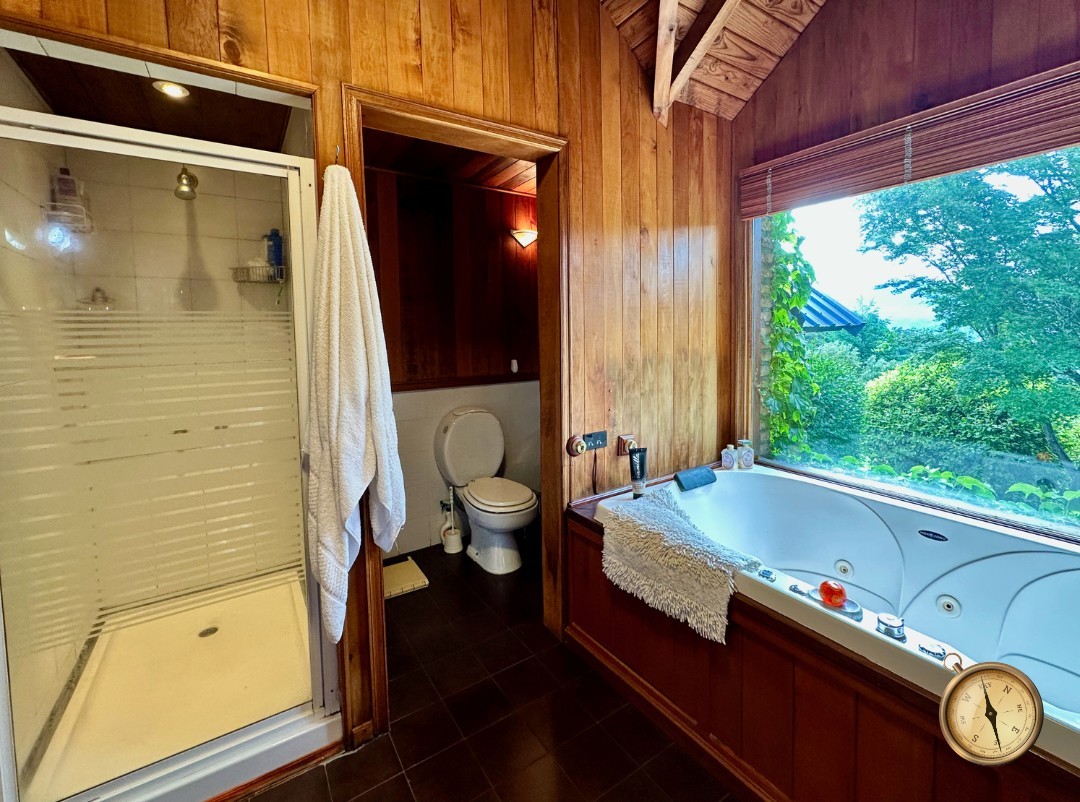 C276 - Casa de 5 dormitorios - 285 m2 mas garage de 50 m2  en Lote de 5016 m2  - Altos de Chapelco