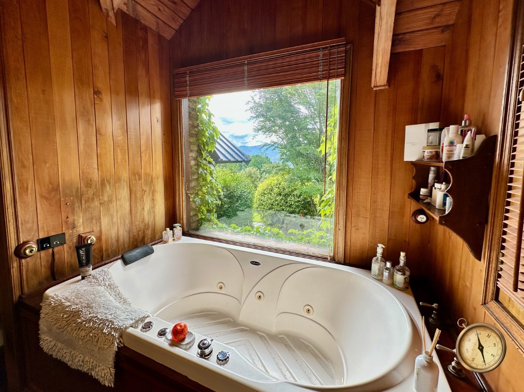 C276 - Casa de 5 dormitorios - 285 m2 mas garage de 50 m2  en Lote de 5016 m2  - Altos de Chapelco