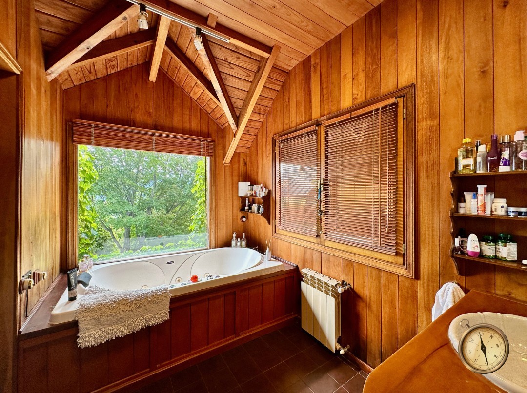 C276 - Casa de 5 dormitorios - 285 m2 mas garage de 50 m2  en Lote de 5016 m2  - Altos de Chapelco