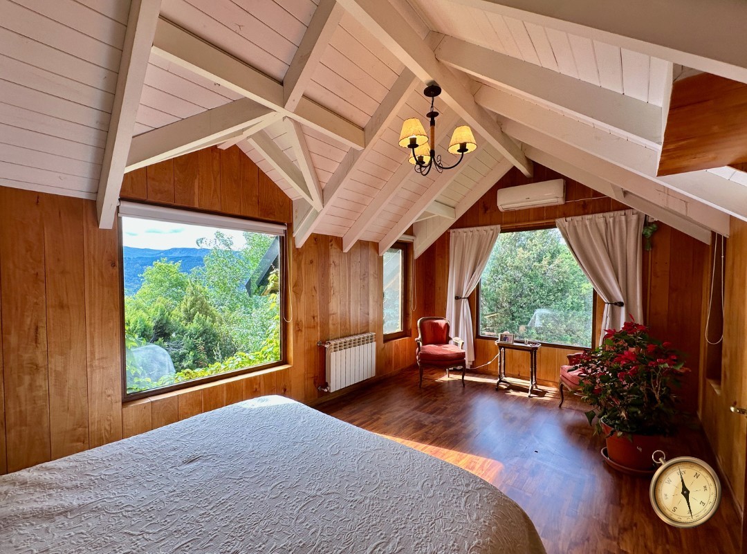 C276 - Casa de 5 dormitorios - 285 m2 mas garage de 50 m2  en Lote de 5016 m2  - Altos de Chapelco