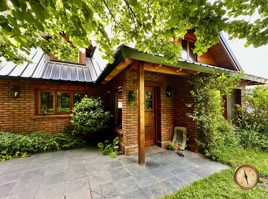 C276 - Casa de 5 dormitorios - 285 m2 mas garage de 50 m2  en Lote de 5016 m2  - Altos de Chapelco