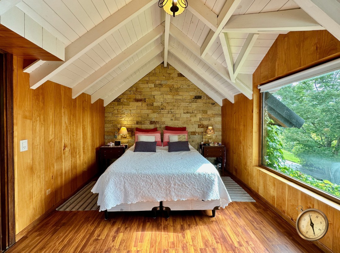 C276 - Casa de 5 dormitorios - 285 m2 mas garage de 50 m2  en Lote de 5016 m2  - Altos de Chapelco