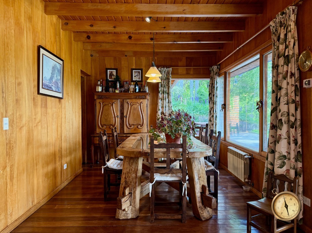 C276 - Casa de 5 dormitorios - 285 m2 mas garage de 50 m2  en Lote de 5016 m2  - Altos de Chapelco