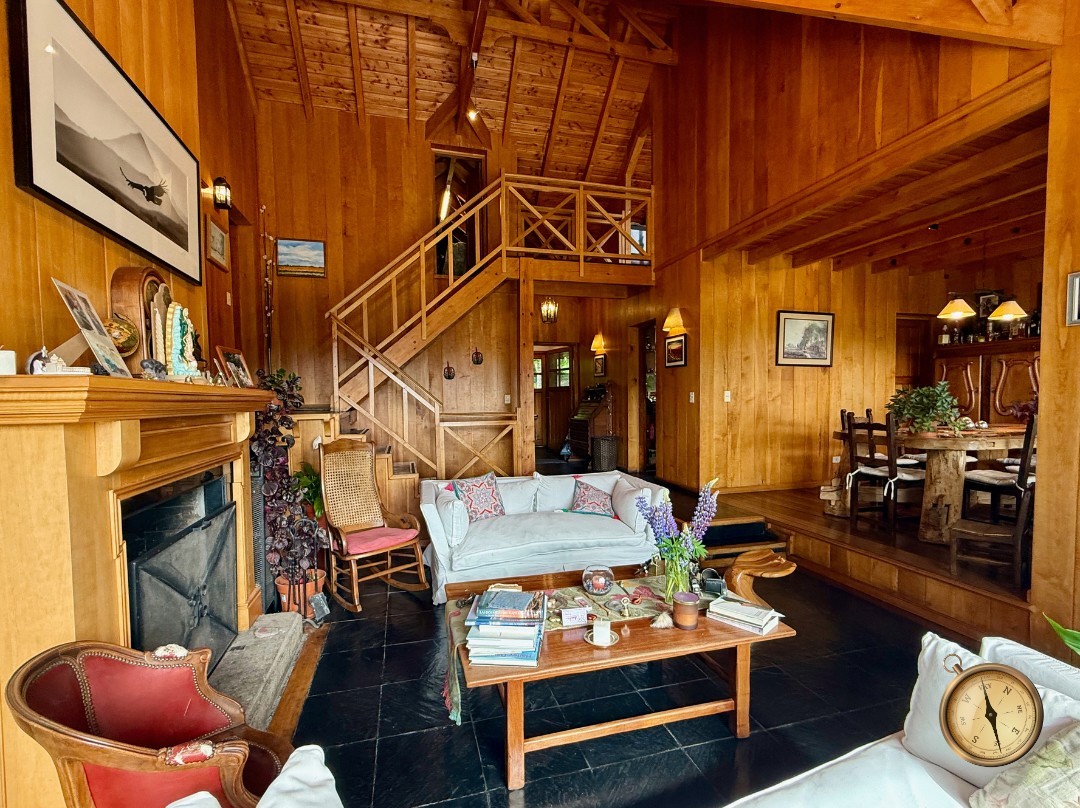 C276 - Casa de 5 dormitorios - 285 m2 mas garage de 50 m2  en Lote de 5016 m2  - Altos de Chapelco