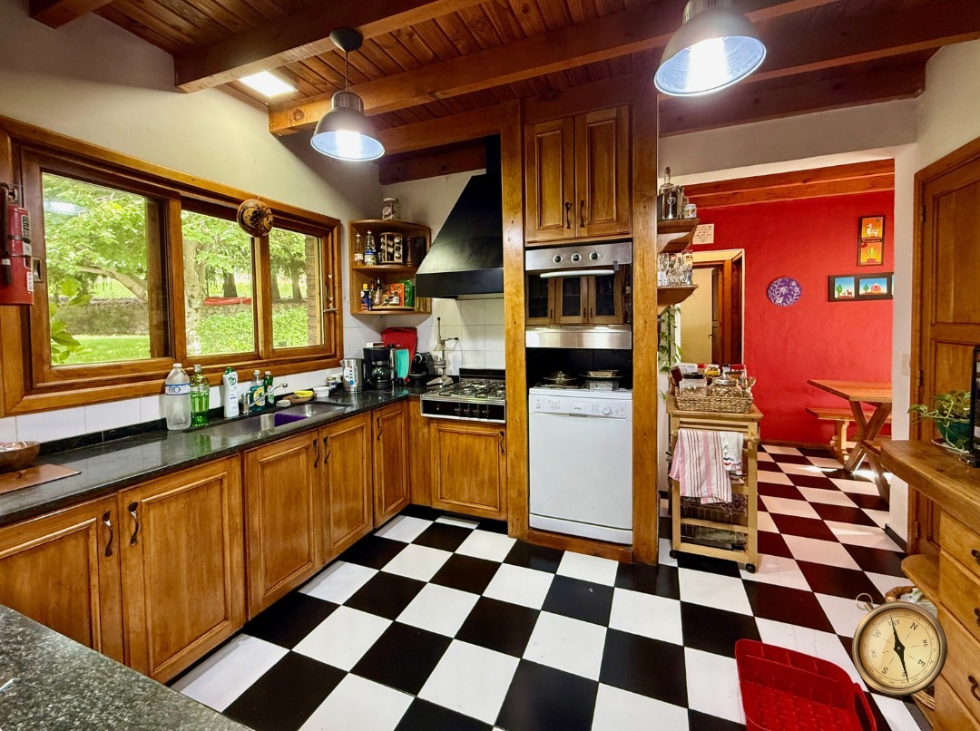 C276 - Casa de 5 dormitorios - 285 m2 mas garage de 50 m2  en Lote de 5016 m2  - Altos de Chapelco