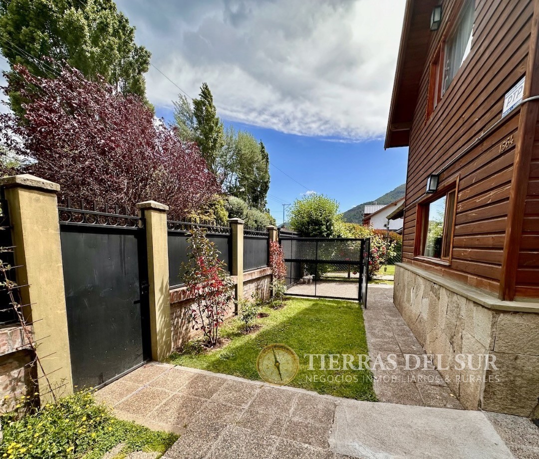 C234 - Casa y cabaña con jardin sobre el arroyo - 196 m2 - Cipreses 