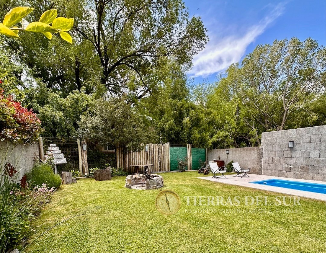 C234 - Casa y cabaña con jardin sobre el arroyo - 196 m2 - Cipreses 