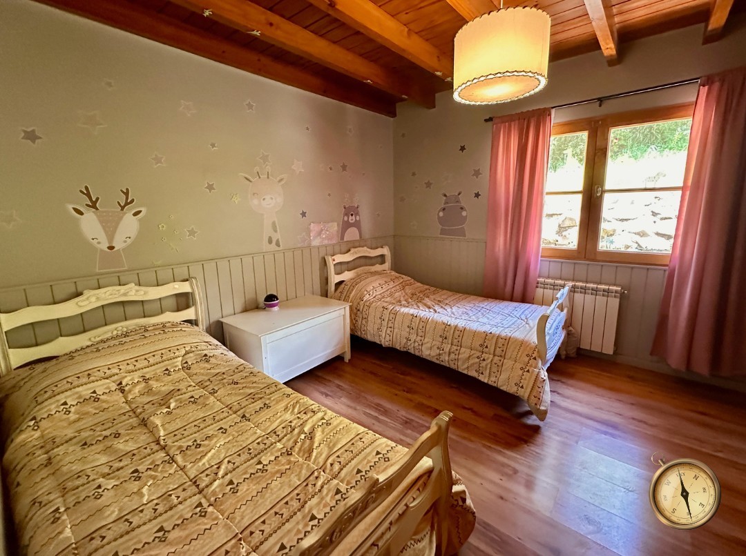 C273 - Casa de 5 dormitorios - 374 m2  en Lote de 2000 m2  - Callejon de GinGins