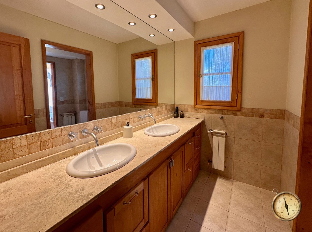 C273 - Casa de 5 dormitorios - 374 m2  en Lote de 2000 m2  - Callejon de GinGins