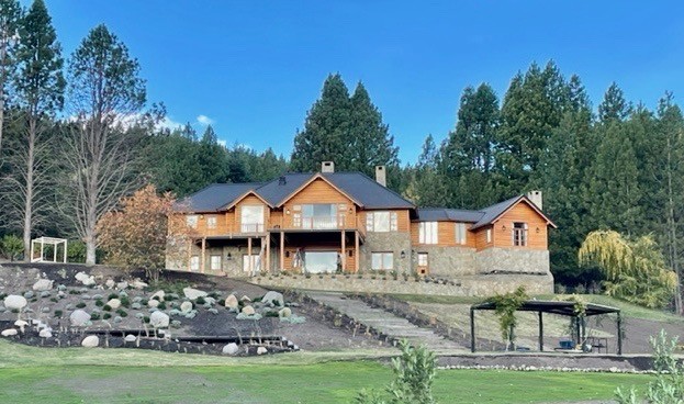 C204 - Excelente propiedad de  416 m2 en  9579 m2 - Chapelco Golf