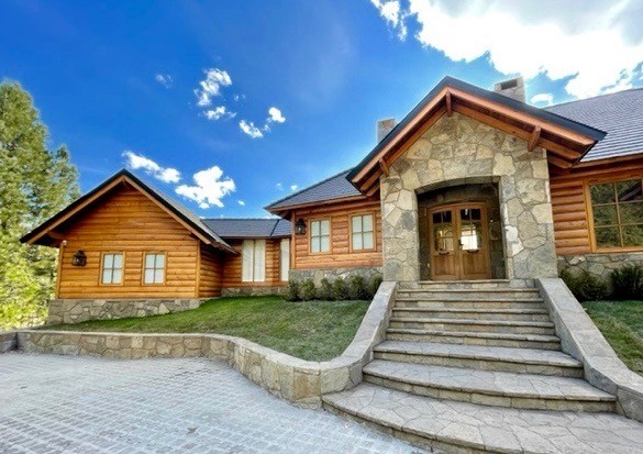 C204 - Excelente propiedad de  416 m2 en  9579 m2 - Chapelco Golf