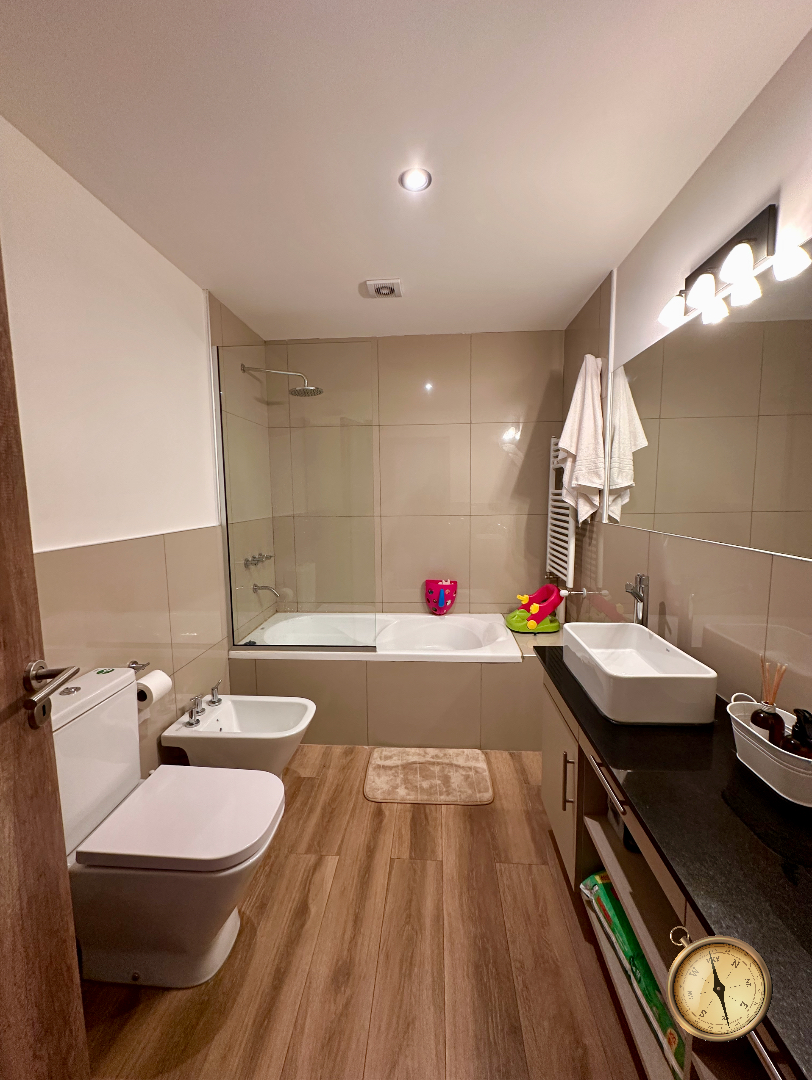 D236 - Departamento de 2 dormitorios  de 75m2 - Av San Martin y Rodhe Centro