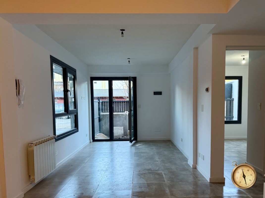 D256 - Departamento de un dormitorio a estrenar, con patio y cochera 49 m2-  R. Roca al 700 -  Centro