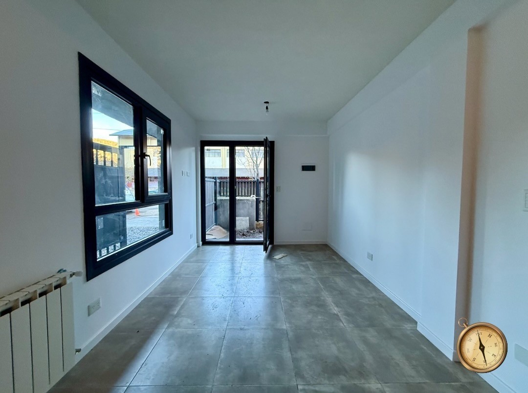 D256 - Departamento de un dormitorio a estrenar, con patio y cochera 49 m2-  R. Roca al 700 -  Centro