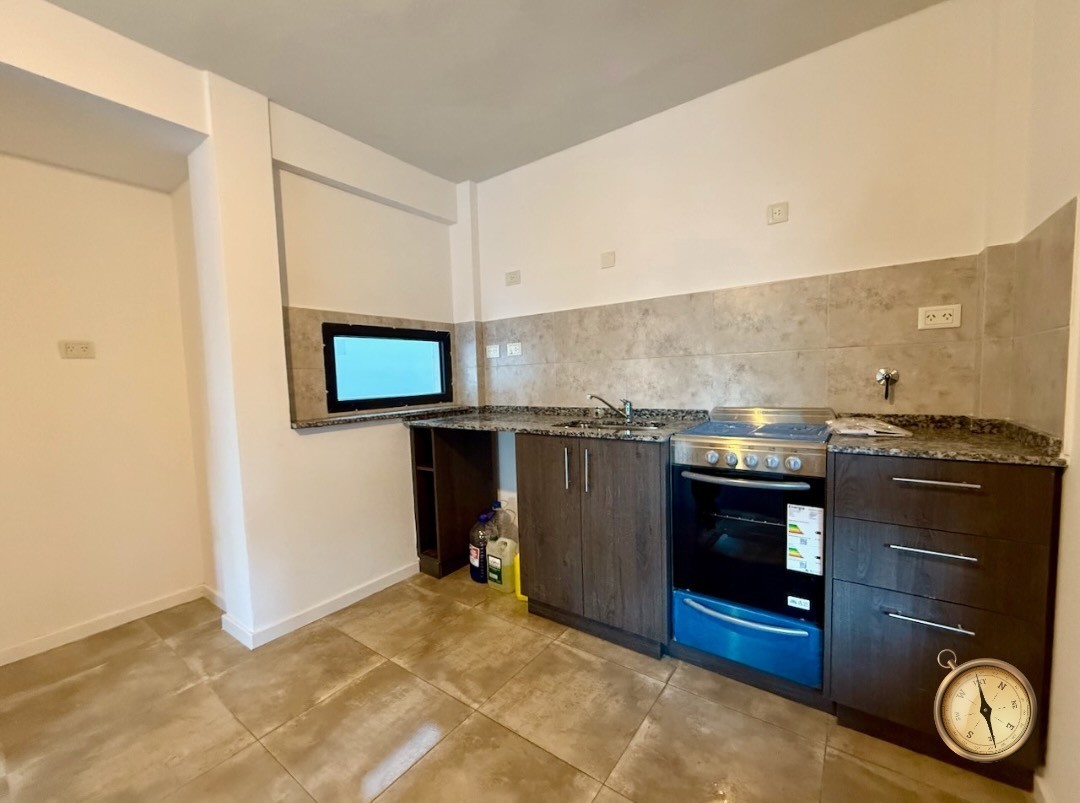 D256 - Departamento de un dormitorio a estrenar, con patio y cochera 49 m2-  R. Roca al 700 -  Centro