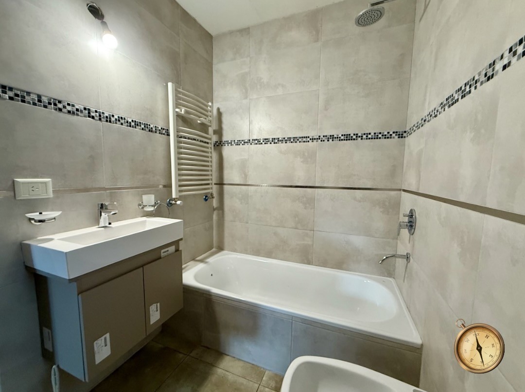 D256 - Departamento de un dormitorio a estrenar, con patio y cochera 49 m2-  R. Roca al 700 -  Centro