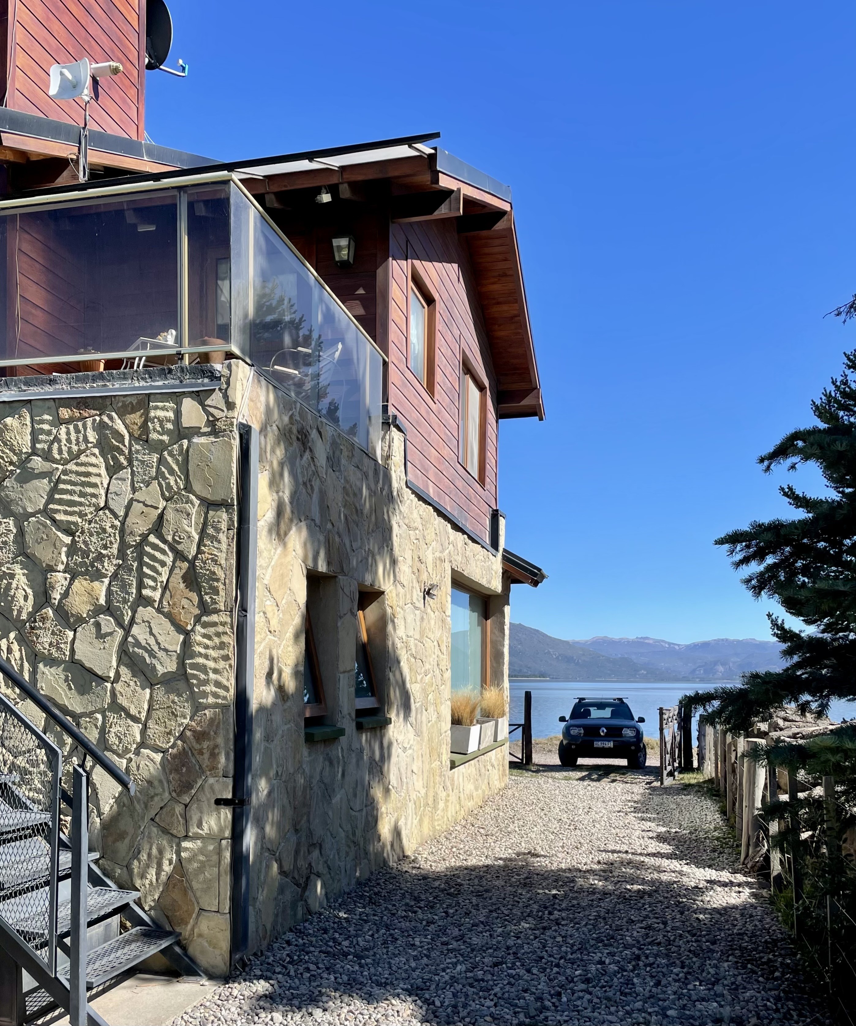 CM072 - Excelente propiedad frente al Lago - 300 m2 en lote de 1000 m2 - Meliquina
