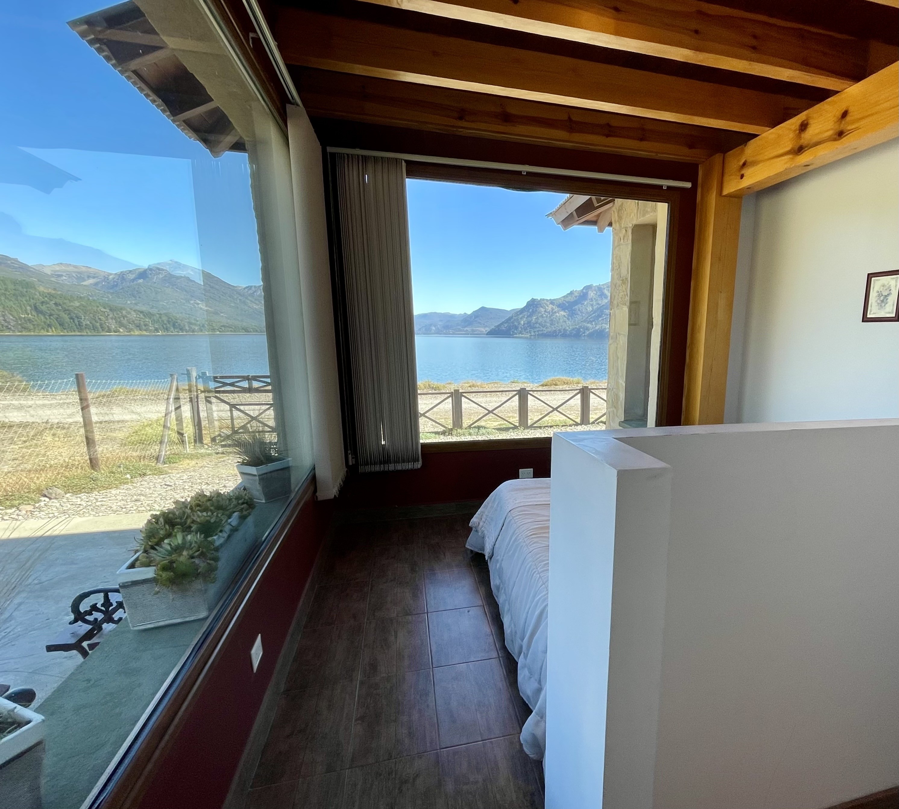 CM072 - Excelente propiedad frente al Lago - 300 m2 en lote de 1000 m2 - Meliquina