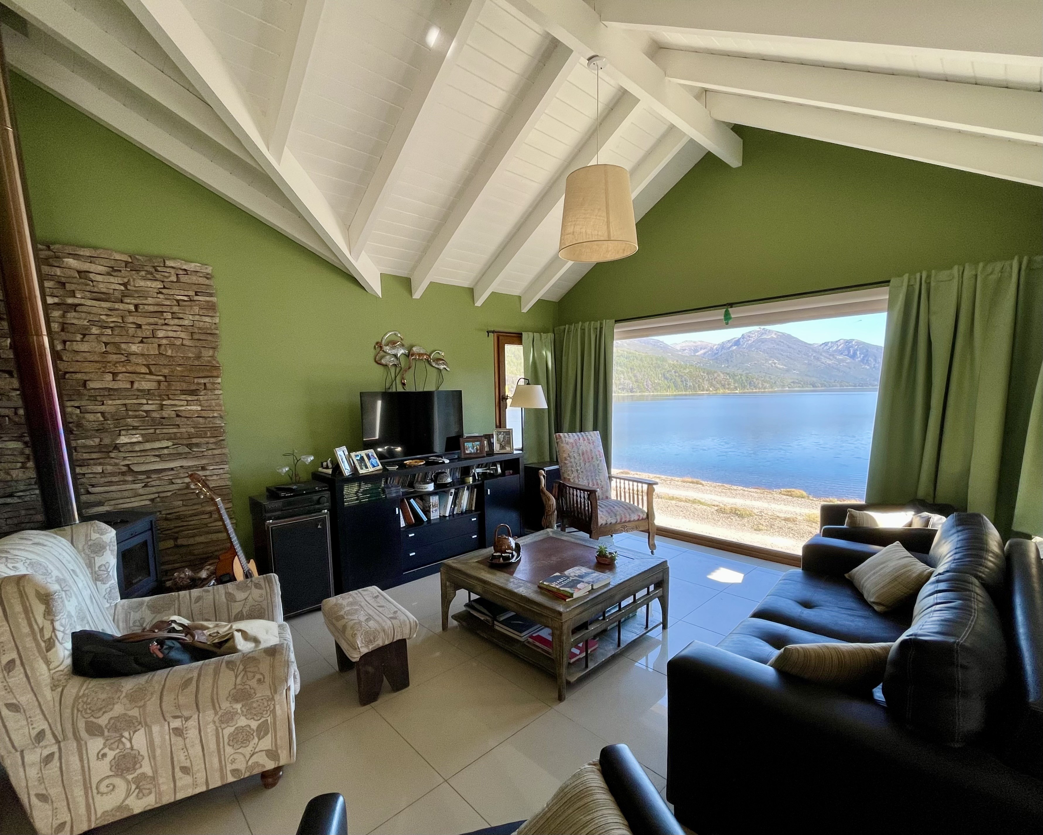 CM072 - Excelente propiedad frente al Lago - 300 m2 en lote de 1000 m2 - Meliquina
